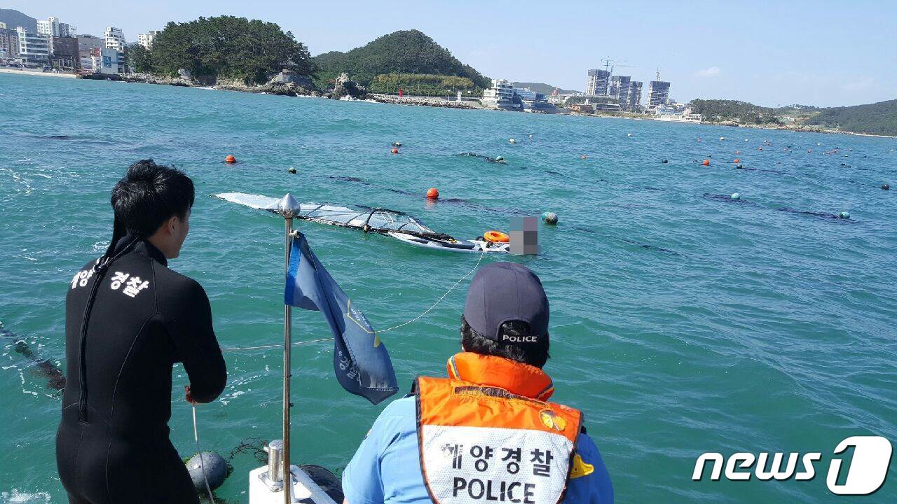 송정 죽도공원 앞 해상에서 순찰중이던 해경이 표류된 윈드서핑객을 구조하고 있다.(부산해경제공)ⓒ 뉴스1
