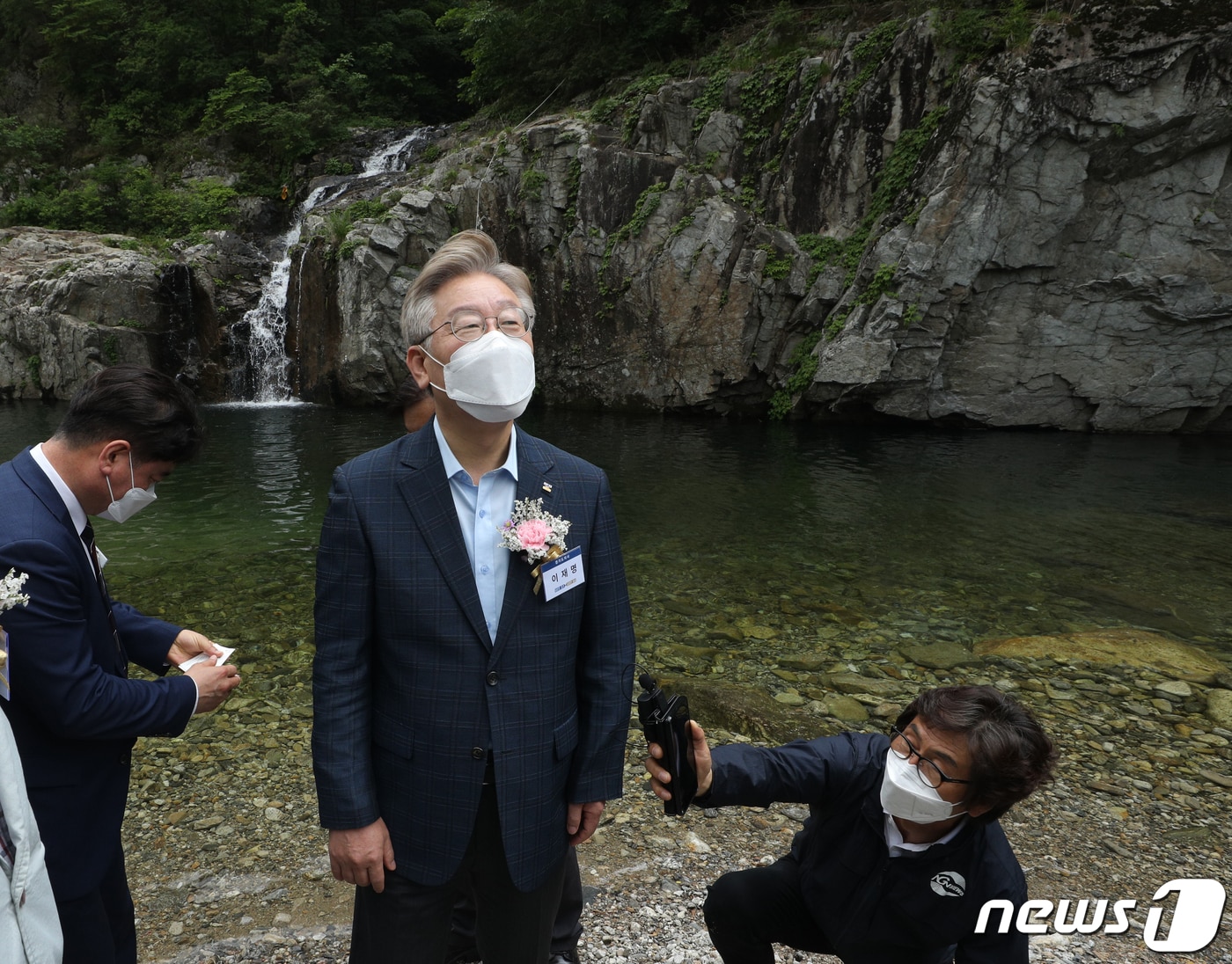 이재명 대통령(당시 경기도지사)이 지난 2021년 경기 가평군 용소폭포에서 열린 경기도 청정계곡 생활 SOC 준공식에서 불법 시설물을 철거하고 새단장한 계곡을 살펴보고 있다. 2021.5.26 ⓒ 뉴스1 신웅수 기자