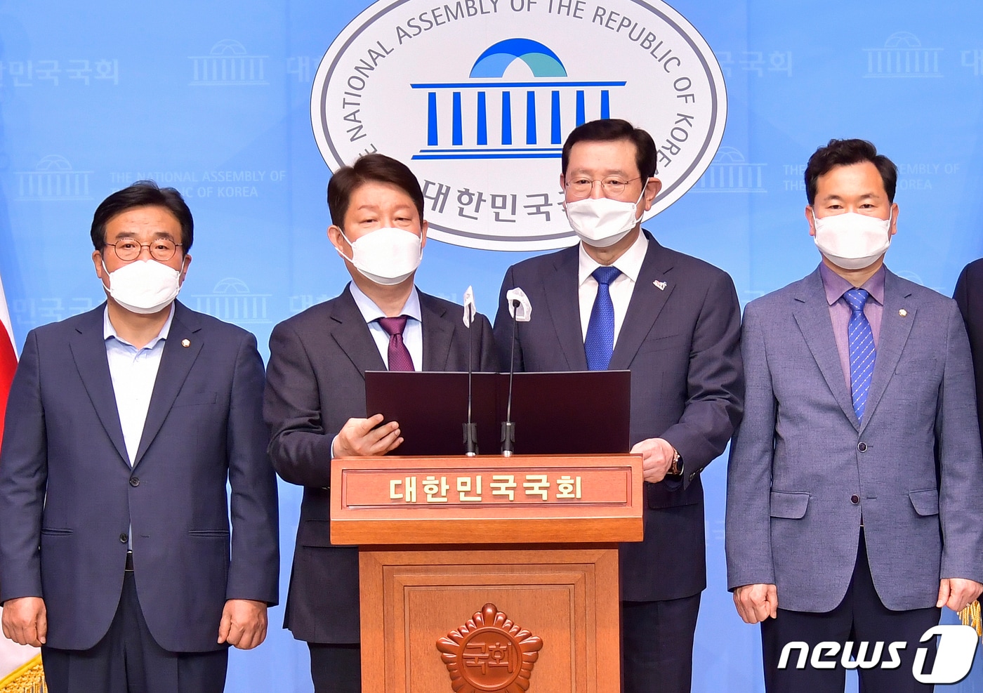 이용섭 광주시장과 권영진 대구시장이 5월26일 오후 서울 국회 소통관에서 양 체육회장, 양 시의회 의장, 양 상공회의소 회장, 국회의원 등과 기자회견을 갖고 '2038년 하계 아시안게임 공동 유치' 계획을 발표하고 있다.(광주시 제공)2021.5.26/뉴스1 ⓒ News1 박준배 기자
