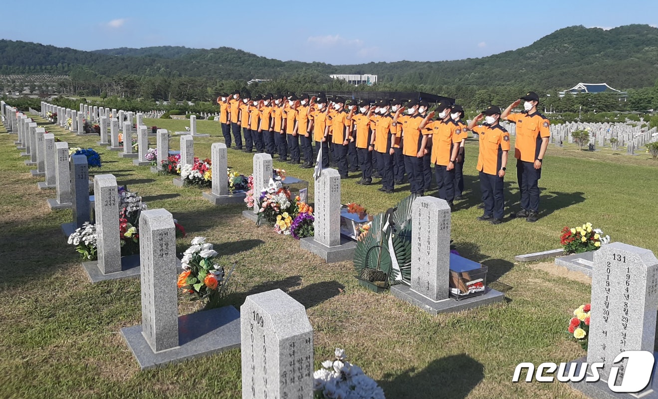 제27기 소방간부후보생들이 27일 오후 국립대전현충원에서 순직 소방인의 숭고한 희생정신과 넋을 기리고 소방관 묘역 비석닦기와 주변 환경정비 등 봉사활동을 실시했다.(소방청 제공) 2021.5.27/뉴스1