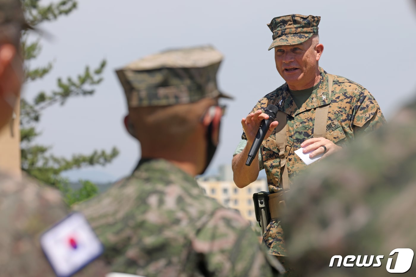 28일 경북 포항시 남구 오천읍에 주둔하는 미해병대 캠프무적에서 열린 부대장 이취임식에서 신임 부대장인 데니스 L.헤이거 대령이 행사에 참석한 대한민국 해병대 간부들에게 "함께 갑시다"란 말로 인사를 건네고 있다. 2021.5.28 /뉴스1 ⓒ News1 최창호 기자