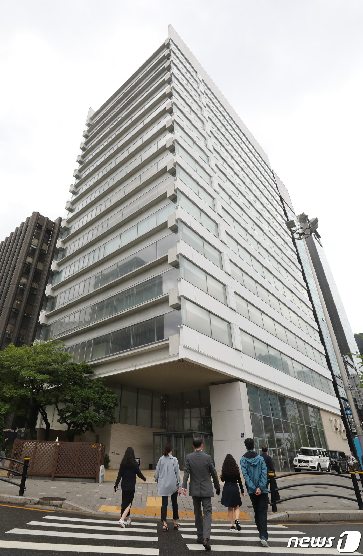 홍원식 일가 '횡령·배임' 2심으로...남양유업, 브랜드 가치 회복 주력 - 뉴스 썸네일 이미지