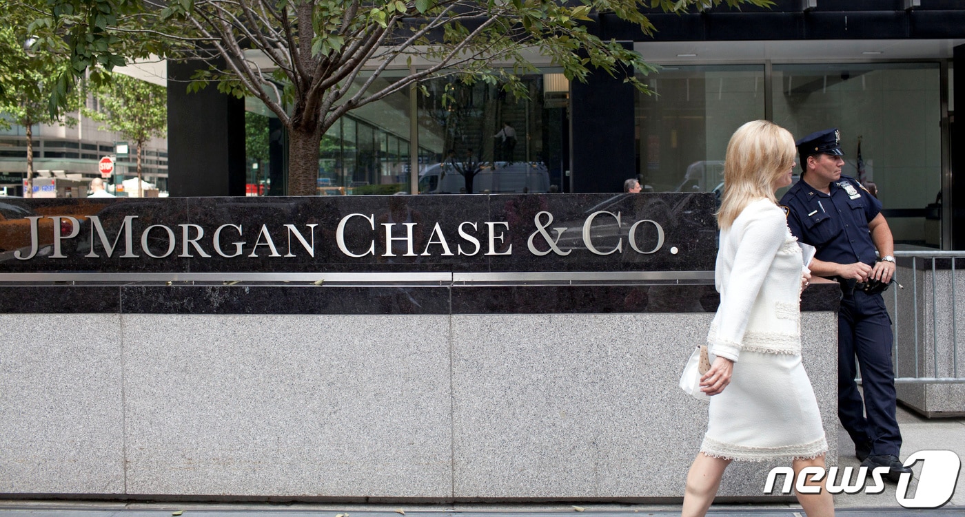 한 여성이 뉴욕에 있는 JP모건체이스 은행 본부 건물 앞을 지나가고 있다. ⓒ 로이터=뉴스1 ⓒ News1 박형기 기자