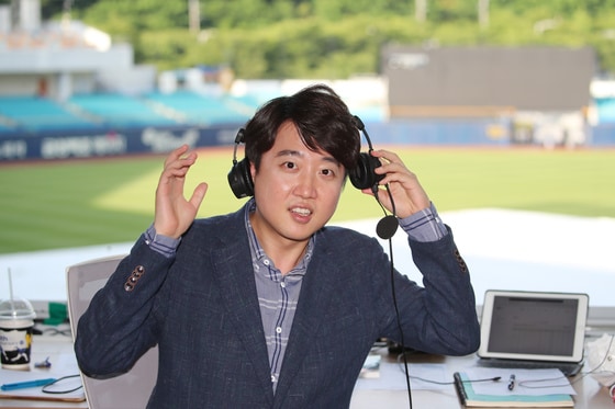 국민의힘 당 대표 예비경선을 1위로 통과한 이준석 후보가 지난 28일 오후 프로야구 삼성 라이온즈와 두산 베어스의 경기가 열리는 대구 삼성라이온즈파크를 찾아 방송중계실에서 방송 관계자의 승인을 얻어 헤드셋을 착용해보고 있다. ⓒ News1 공정식 기자