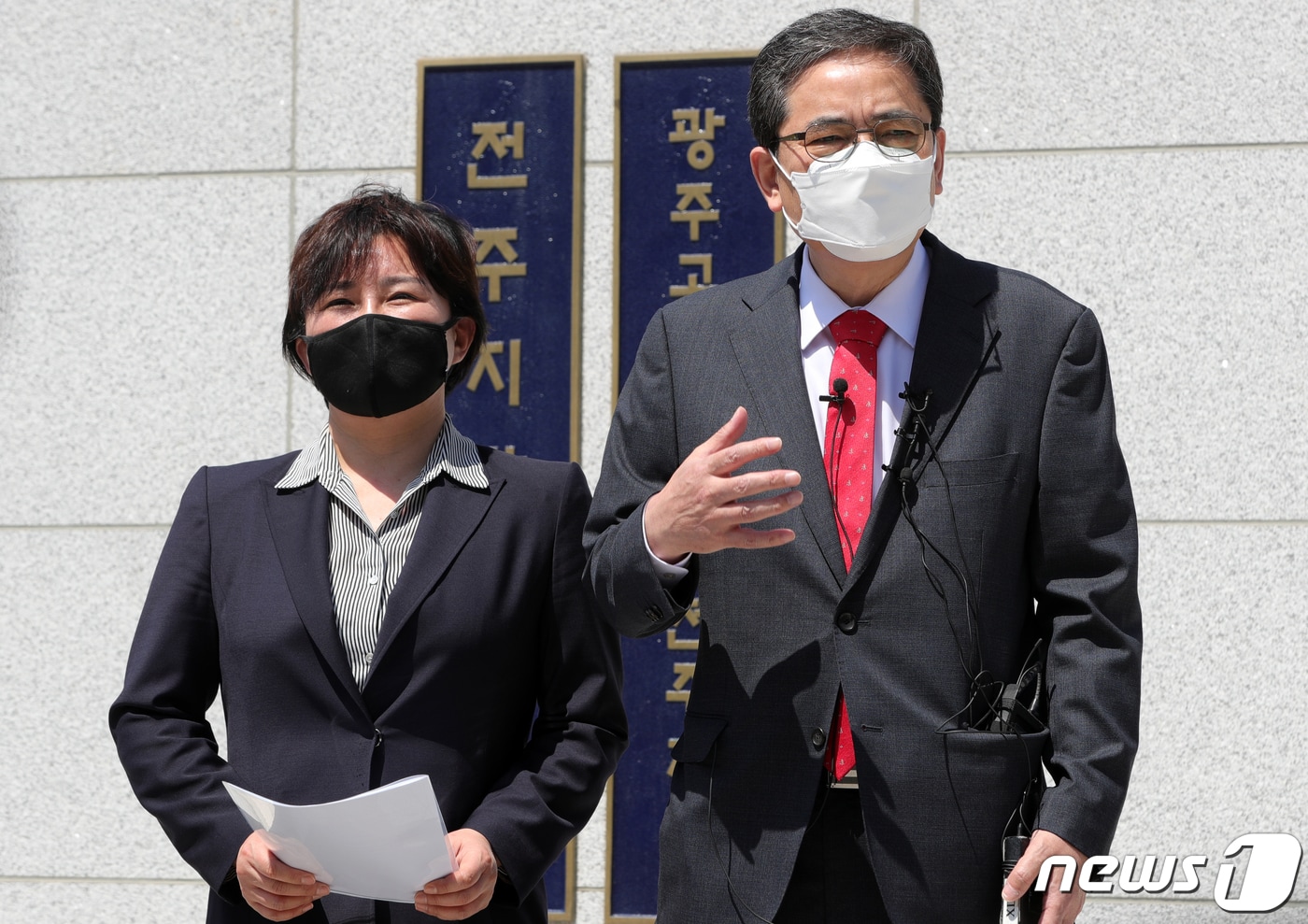 곽상도, 조수진 국민의힘 의원이 3일 전북 전주시 전주지방검찰청 앞에서 타이이스타젯 관련 고발인 신분 조사를 앞두고 기자회견을 하고 있다. 2021.5.3/뉴스1 ⓒ News1 유경석 기자