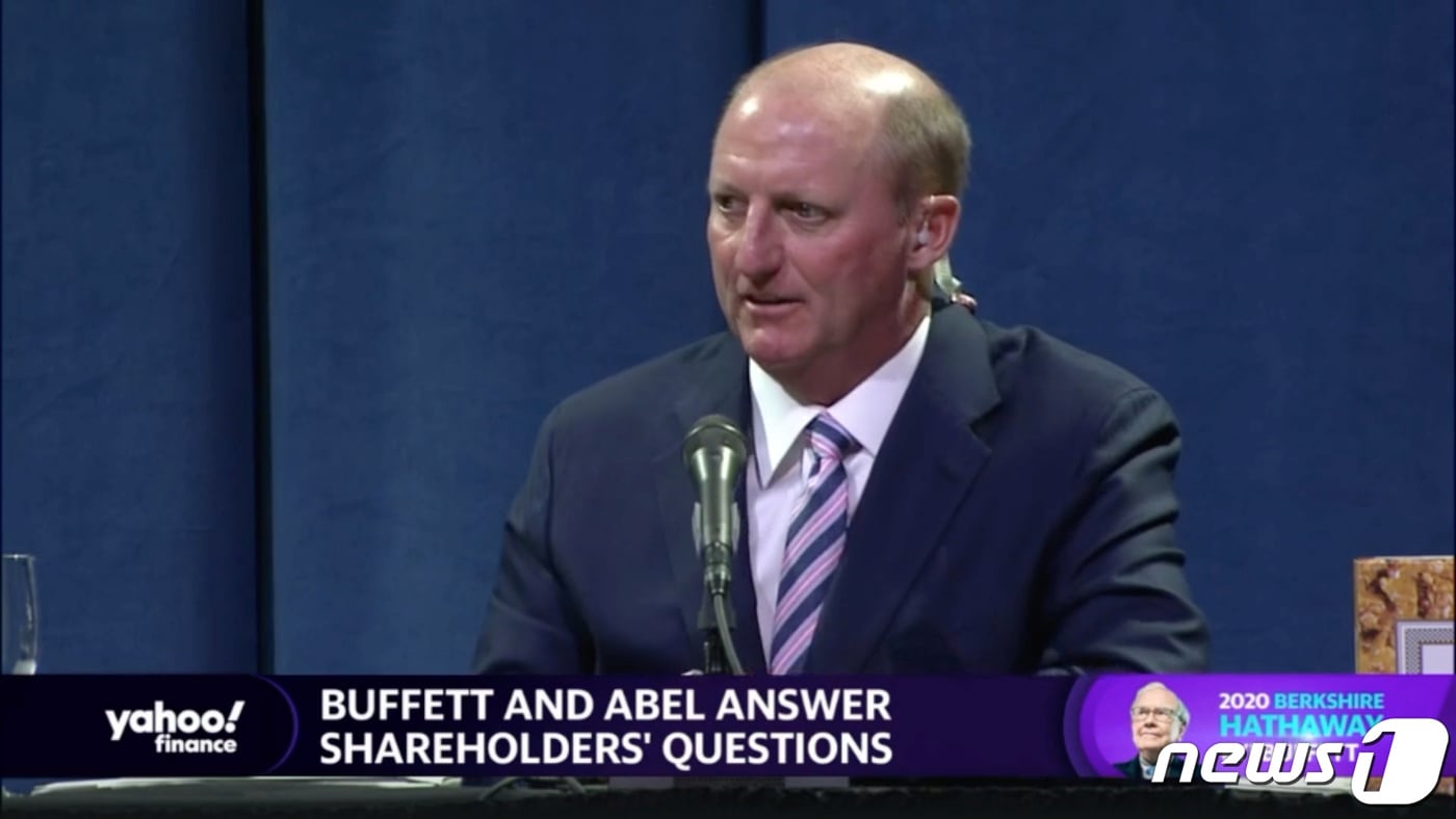 워런 버핏 버크셔해서웨이 회장이 자신의 후계자로 거론한 그렉 아벨 부회장이 지난해 주총서 답변하고 있는 모습.  ⓒ 로이터=뉴스1