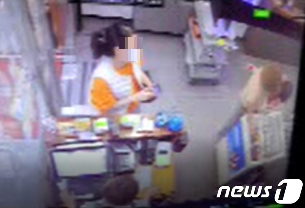 양주시의 고깃집을 상대로 '식대를 환불을 목적'으로 방역수칙 준수 트집을 잡고 욕설을 한 모녀. 카운터에는 딸 방씨, 아이스크림을 꺼내는 목사 이씨. ⓒ 뉴스1