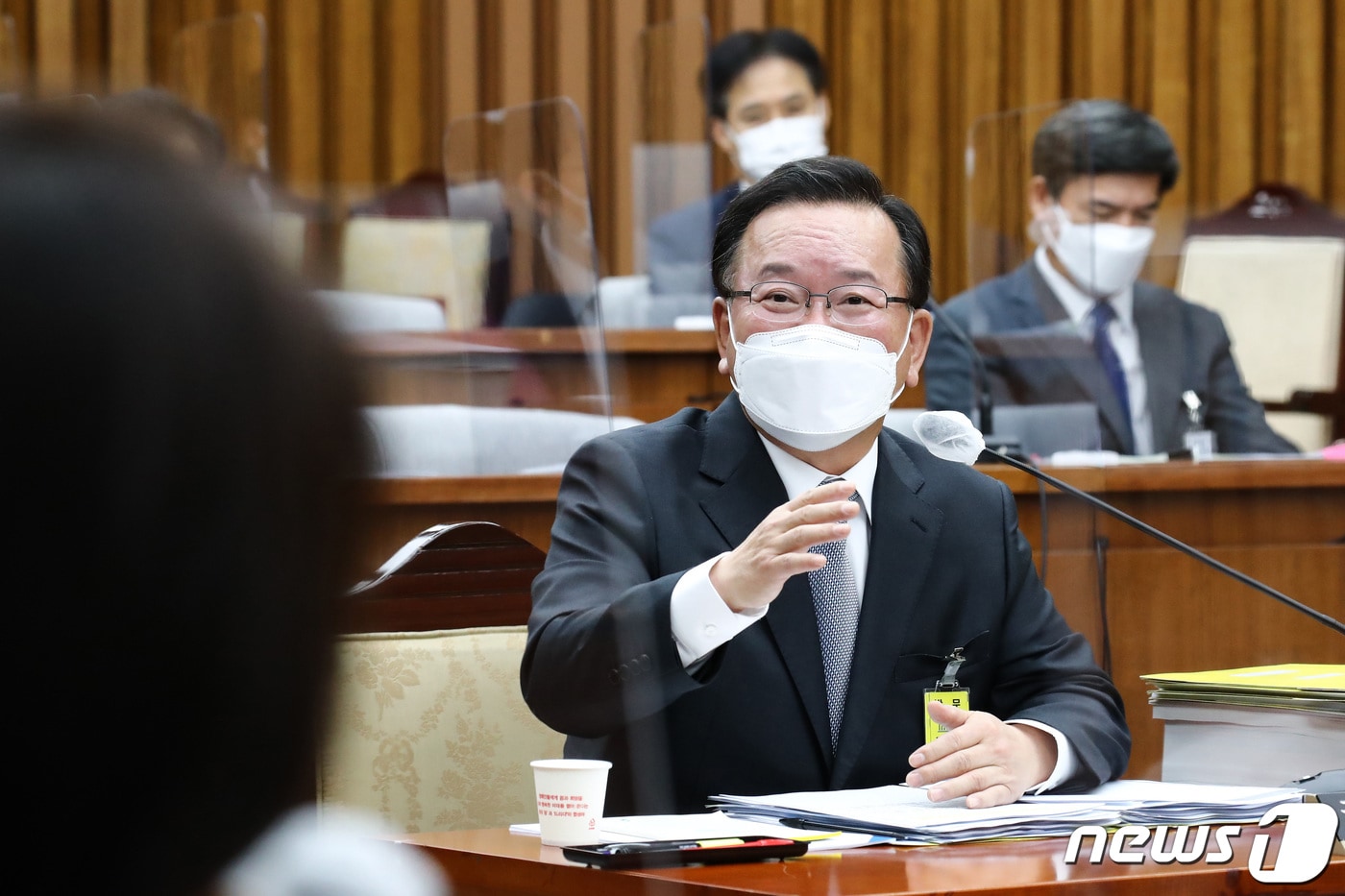 김부겸 국무총리 후보자가 6일 서울 여의도 국회에서 열린 인사청문회에서 의원들의 질의에 답변하고 있다. 2021.5.6/뉴스1 ⓒ News1 구윤성 기자