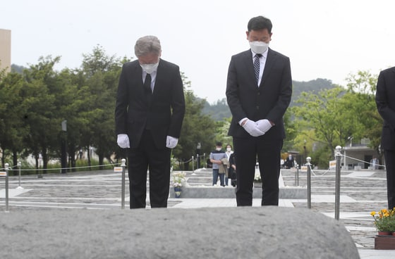 이재명 경기도지사가 고 노무현 전 대통령 사위 곽상언 씨와 함께 지난 6일 오후 경남 김해시 봉하마을 고 노무현 전 대통령 묘역을 찾아 참배하고 있다. ⓒ News1 