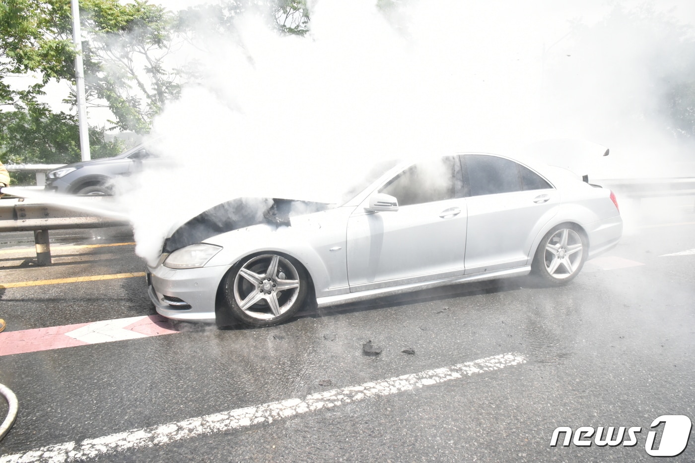 6일 오전 11시48분쯤 대구 신천대로 북구 침산교~북대구 IC 400m 지점에서 주행 중이던 벤츠 차량에서 불이 났다. (대구소방본부 제공)ⓒ 뉴스1