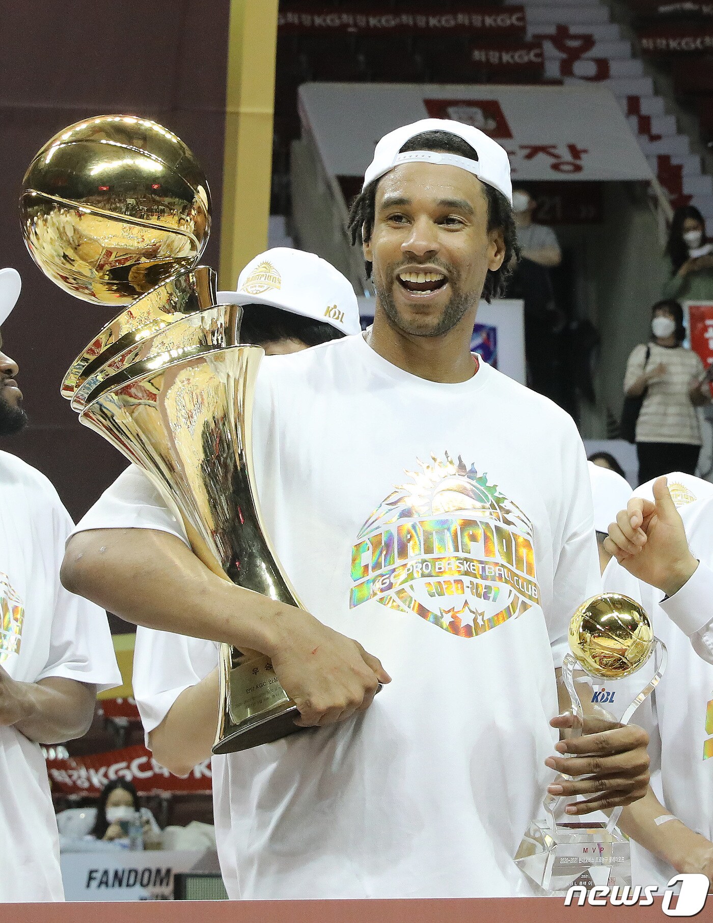 9일 오후 경기 안양실내체육관에서 열린 2020-2021 프로농구 챔피언결정전 4차전 안양 KGC 인삼공사와 전주 KCC 이지스의 경기에서 KGC 설린저가 우승 트포리와 MVP 트로피를 들어올리고 있다. 2021.5.9/뉴스1 ⓒ News1 임세영 기자