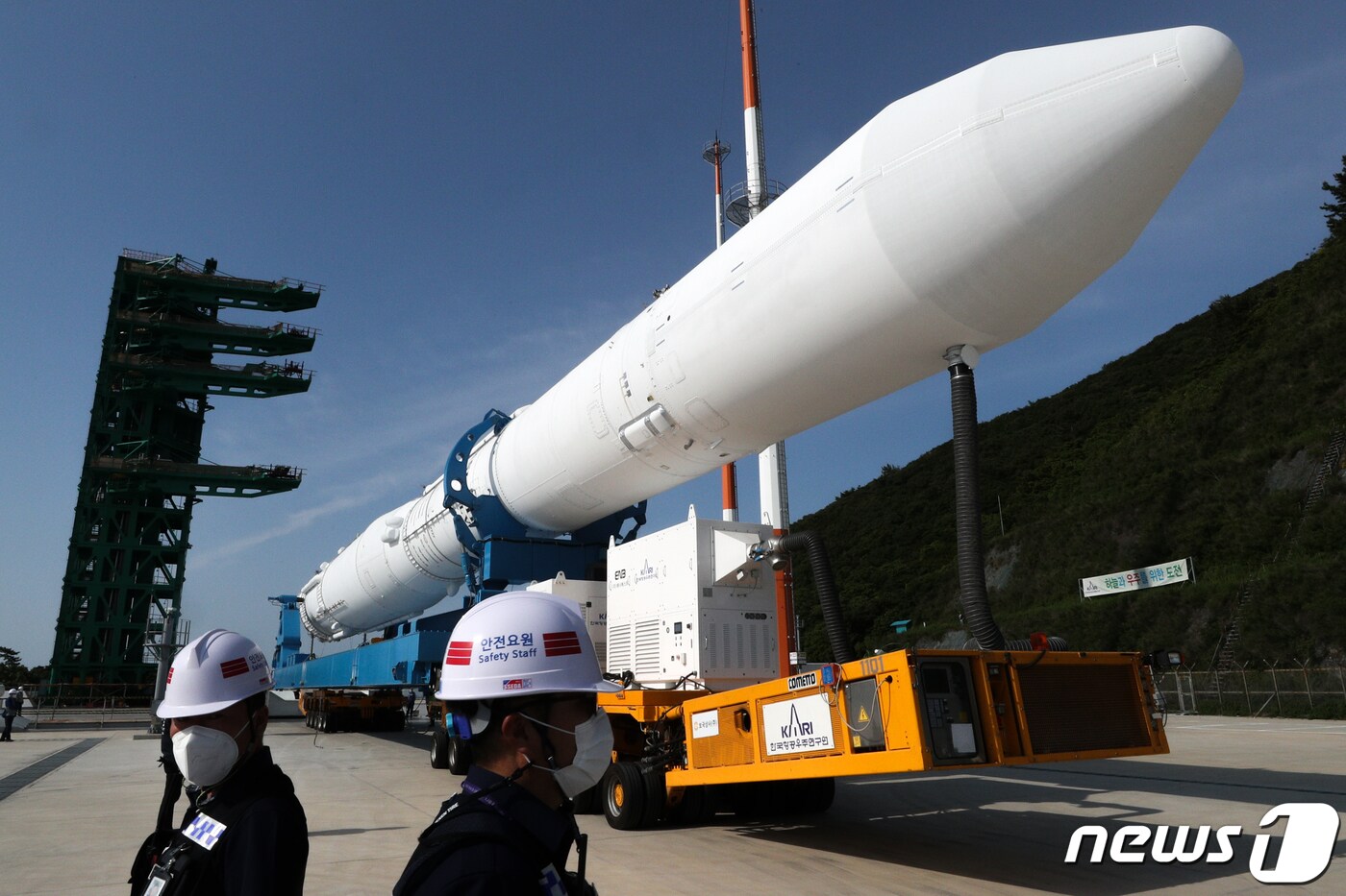 1일 오전 전남 고흥 나로우주센터에서 누리호 인증모델이 신규 구축된 제2발사대의 인증시험을 위해 발사체 조립동에서 발사대로 이동하고 있다. 발사대 인증시험은 인증모델 추진제 충전 및 배출 등 전체 발사 운용 절차를 수행하는 형태로 진행됐다. 2020.6.1/뉴스1 ⓒ News1 성동훈 기자