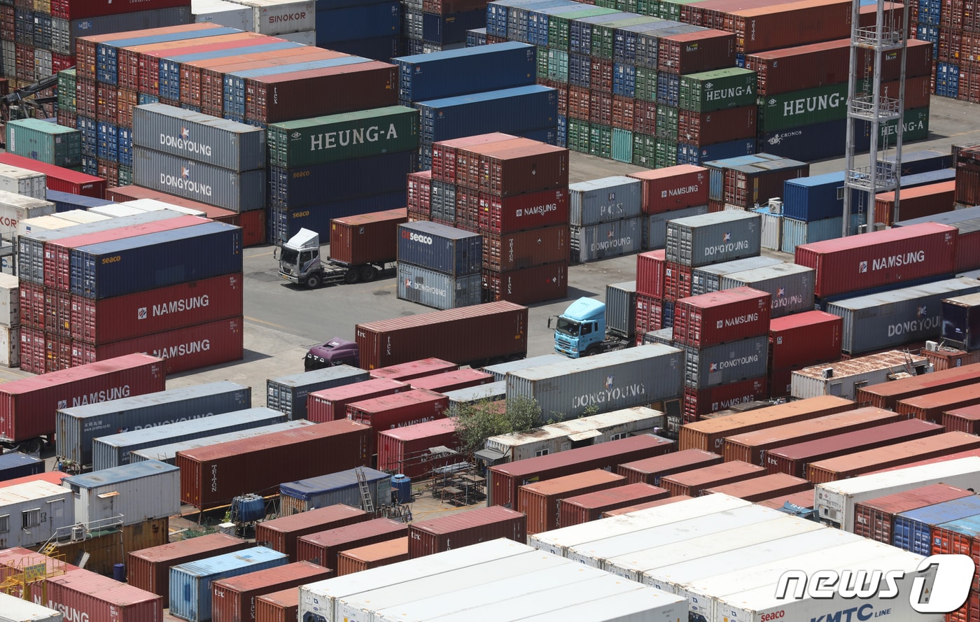 부산항 감만부두와 신선대부두 전경 ⓒ News1 DB