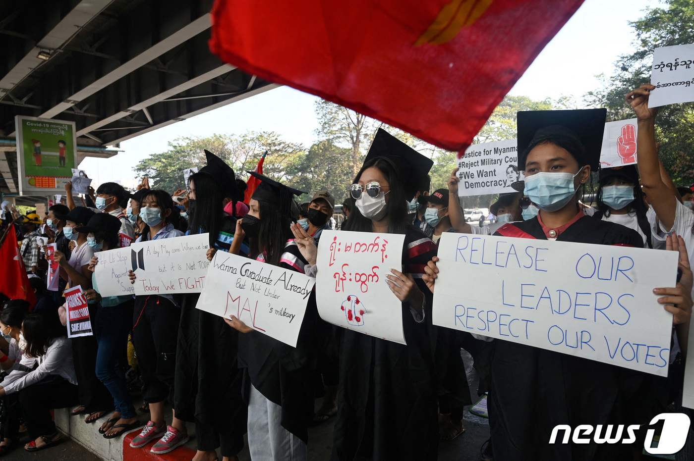 미얀마 군부가 1일 1년만에 학교 수업을 재개한다고 발표했음에도 수많은 학생들과 선생들은 등교를 하지 않고 시위를 계속하고 있다. ⓒ AFP=뉴스1 ⓒ News1 원태성 기자