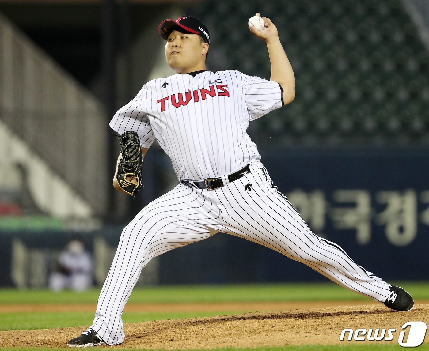 1일 오후 서울 잠실야구장에서 열린 '2021 신한은행 SOL KBO리그' kt위즈와 LG트윈스의 경기에서 LG 두 번째 투수로 등판한 이우찬이 5회초 힘차게 공을 던지고 있다. 2021.6.1/뉴스1 ⓒ News1 김진환 기자