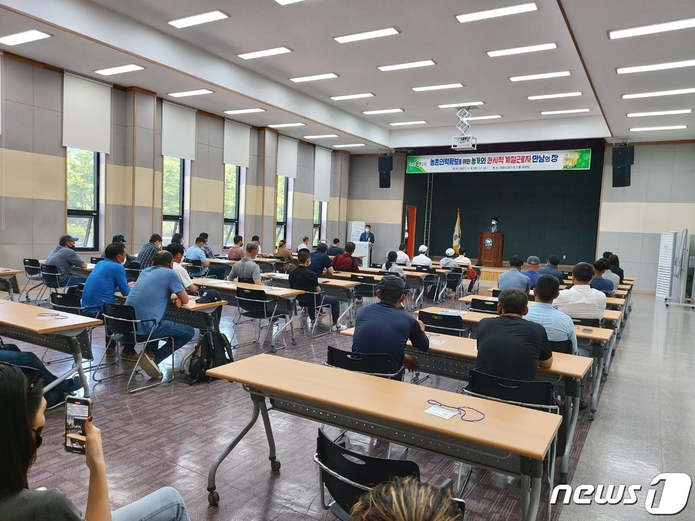 전북 고창군이 본격적인 영농철을 맞아 농촌일손 부족을 해소하기 위해 외국인 한시적 계절근로자 구인·구직의 자리를 마련했다.ⓒ 뉴스1