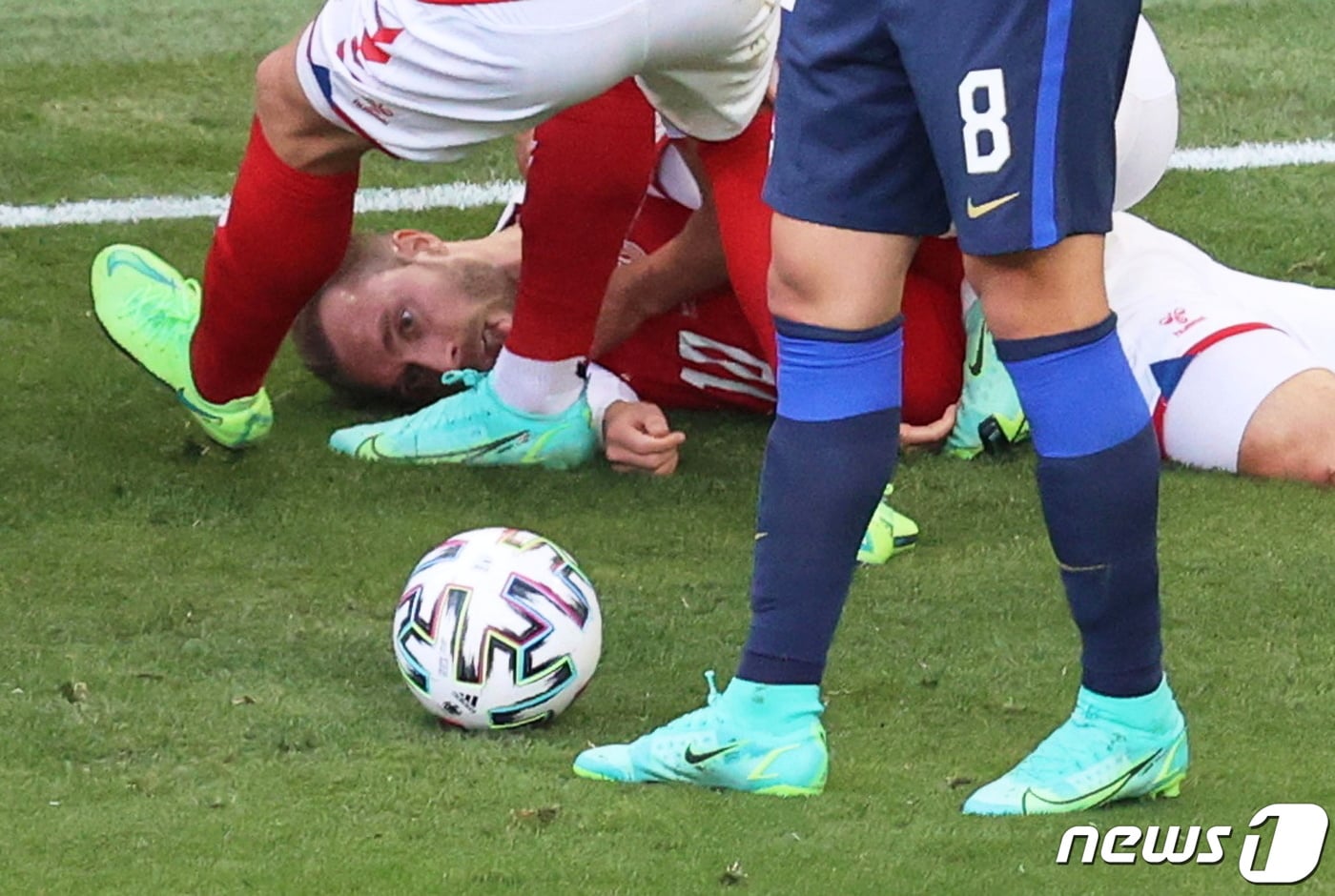 12일(현지시간) 덴마크 코펜하겐에서 열린 축구 경기에서 덴마크 국가대표 미드필더인 크리스티안 에릭센이 경기도중 심장마비로 쓰러졌다. ⓒ 로이터=뉴스1 ⓒ News1 박형기 기자