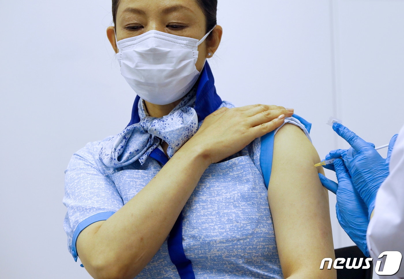 ANA홀딩스가 일본 기업 최초로 국제선 승무원을 대상으로 13일 코로나19 백신을 접종하고 있다. ⓒ 로이터=뉴스1 ⓒ News1 원태성 기자