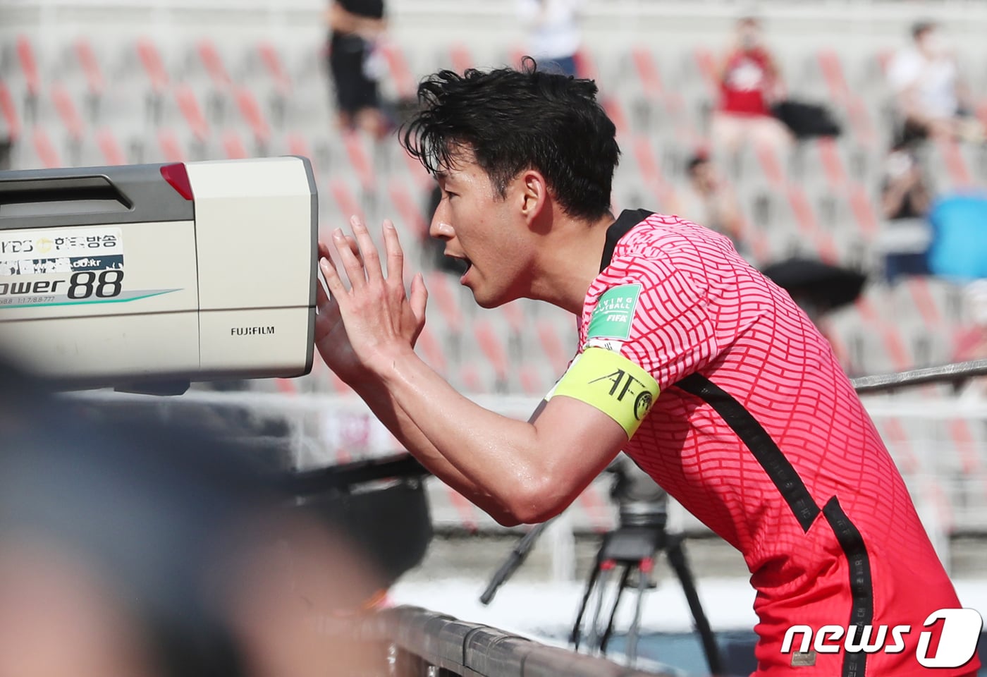 13일 오후 경기 고양시 고양종합운동장에서 열린 2022 국제축구연맹(FIFA) 카타르 월드컵 아시아지역 2차 예선 대한민국과 레바논 경기 후반전에 손흥민이 페널틱킥을 성공시키고 토트넘에서 함께 했던 에릭센 선수를 응원하는 세리머니를 하고 있다. 2021.6.13/뉴스1 ⓒ News1 송원영 기자