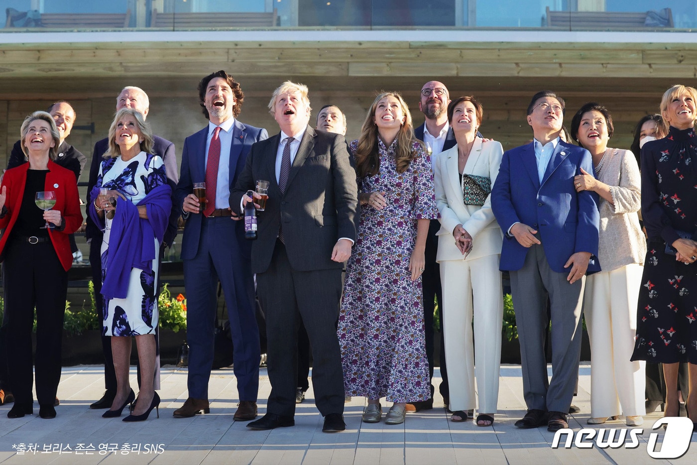 G7 정상회의 참석차 영국을 방문중인 문재인 대통령이 12일(현지시간) 영국 콘월 카비스베이에서 참가국 정상 내외들과 영국 특수비행팀 '레드 애로우'의 G7 정상회의 축하 비행을 관람하고 있다.(청와대 페이스북) 2021.6.13/뉴스1