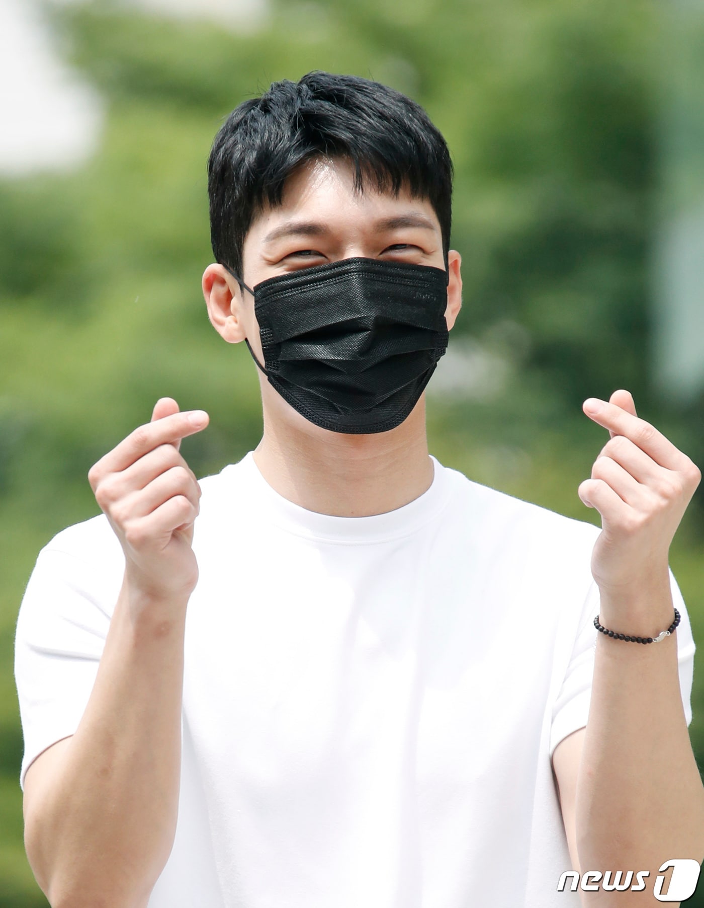 배우 위하준이 14일 오후 서울 양천구 목동 SBS에서 진행되는 SBS 라디오 파워FM '두시탈출 컬투쇼'를 위해 방송국으로 들어서며 포즈를 취하고 있다. 2021.6.14/뉴스1 ⓒ News1 권현진 기자