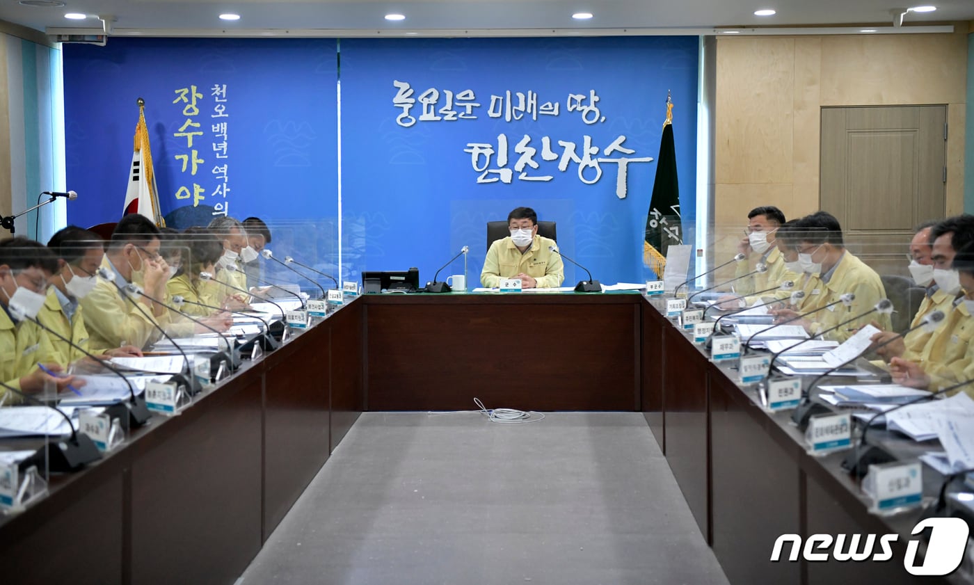 장수군이 14일 군청 회의실에서 장영수 군수 주재로 부서장 등 20여명이 참석한 가운데 '2022년 국가예산 등 부처 및 전북도 2차 대응상황' 보고회를 개최하고 있다(장수군 제공)2021.6.14/뉴스1