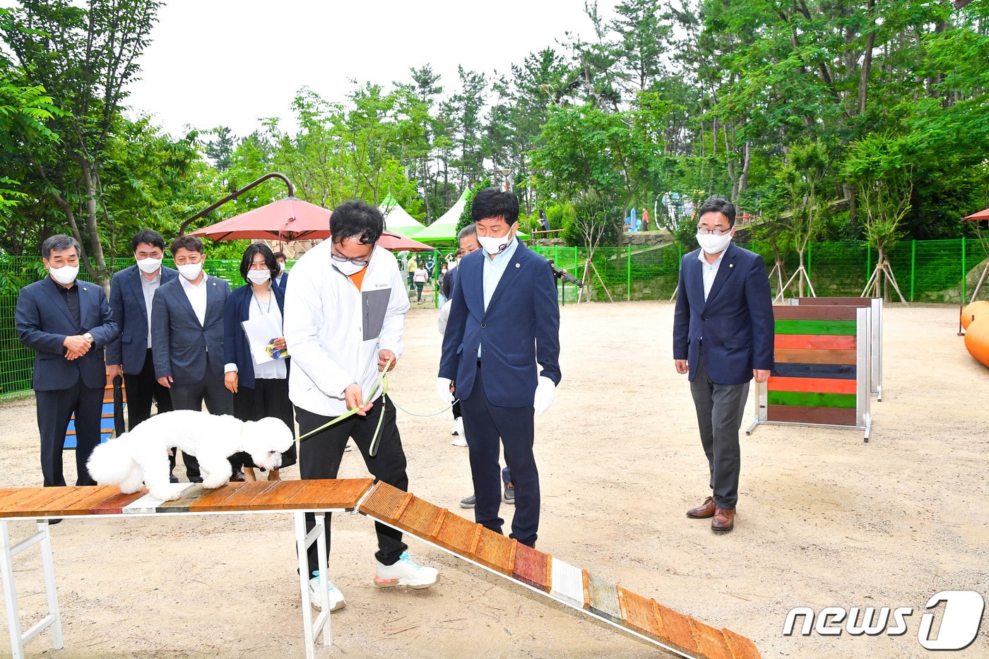 박태완 울산 중구청장(가운데)이 15일 성안동 반려동물 전용공원 준공식에서 시설물을 둘러보고 있다.(울산 중구 제공) ⓒ 뉴스1