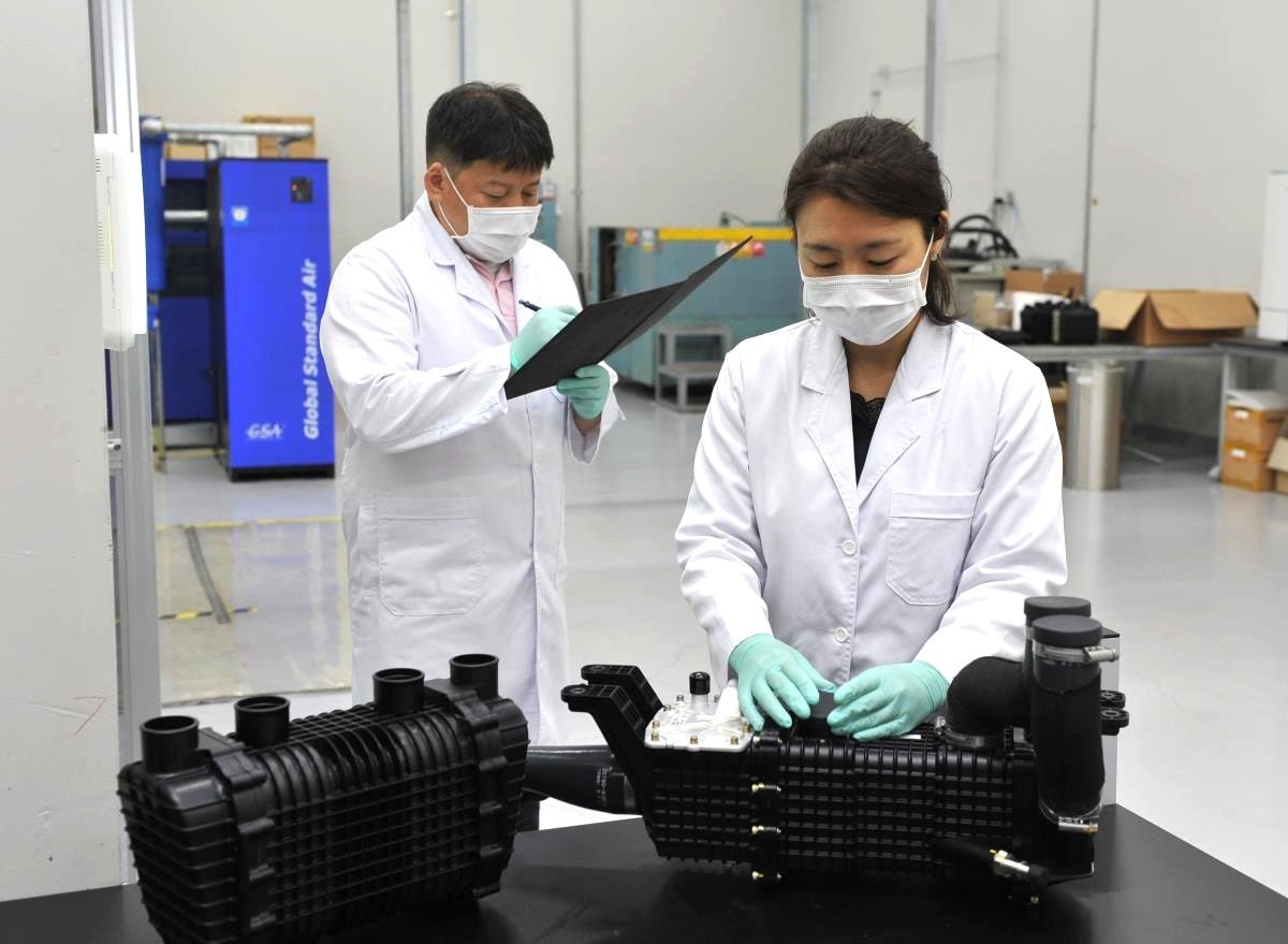 코오롱인더스트리 연구원들이 현대자동차의 차세대 수소연료전지 시스템에 공급되는 수분제어장치를 점검하고 있다(코오롱인더스트리 제공). ⓒ 뉴스1