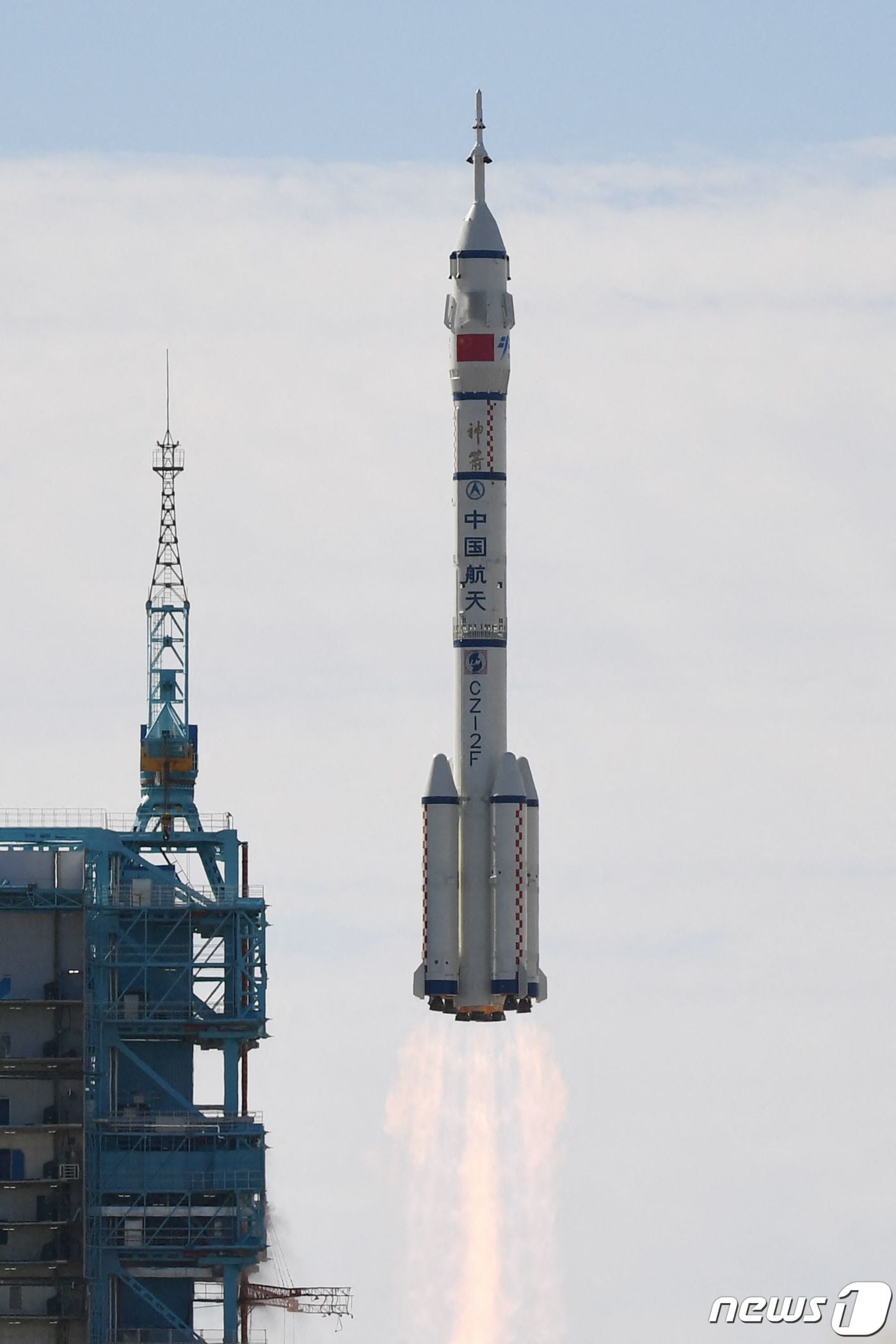 지난 17일(현지시간) 간쑤성 주취안 위성발사센터에서 창정-2F 야오-12 로켓에 실려 유인우주선 선저우 12호가 발사되고 있다. ⓒ AFP=뉴스1 ⓒ News1 우동명 기자