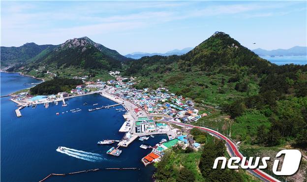 경남 통영시 사량도·장사도·한산도·연화도·욕지도와 거제시 내도·지심도·이수도 등 도내 8개 섬이 행정안전부의 ‘2021년 찾아가고 싶은 33섬’에 선정됐다. 사진은 통영시 사량도 전경.(경남도 제공)2021.6.17 ⓒ 뉴스1