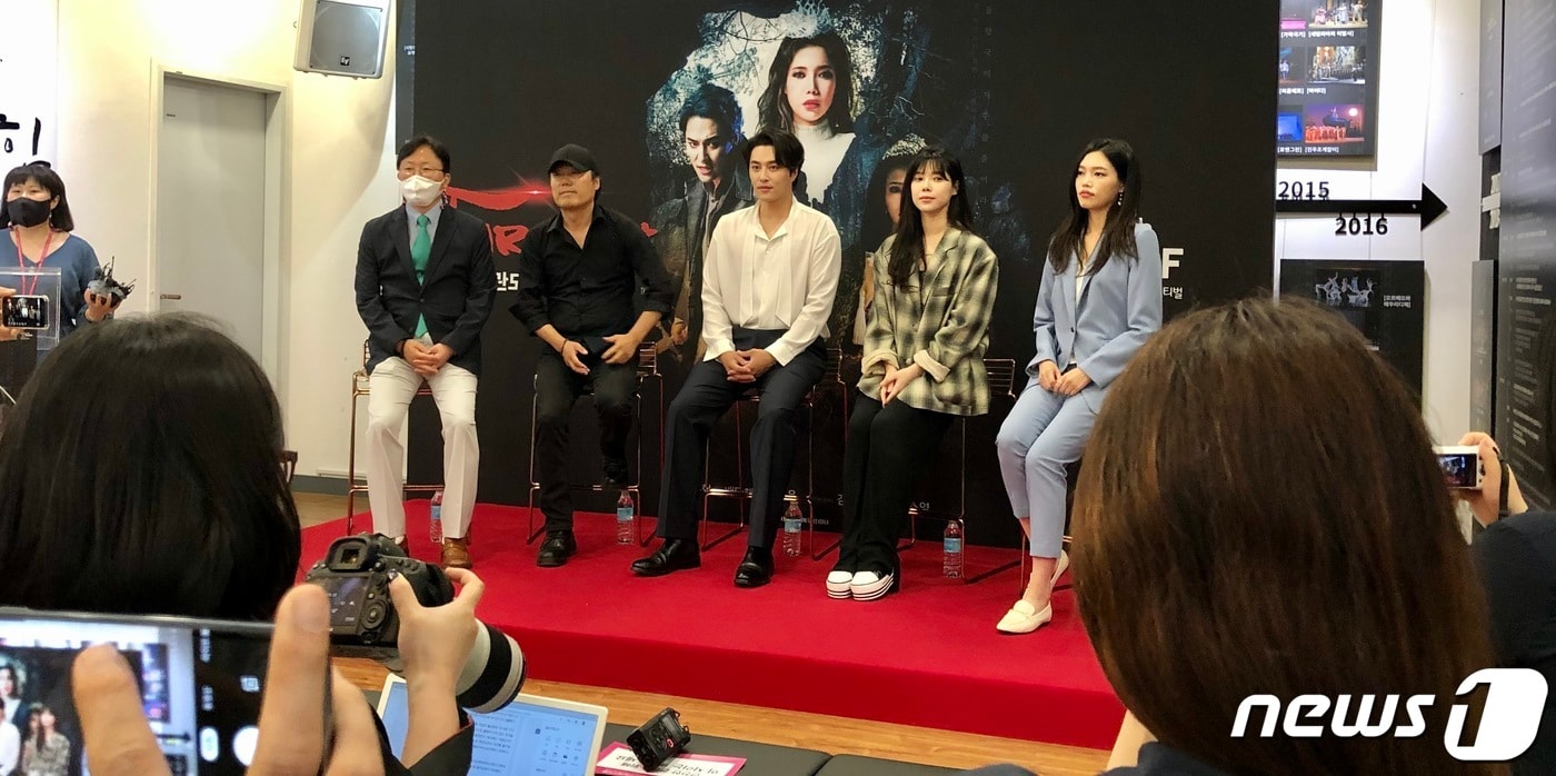 18일 대구오페라하우스에서 개막한 제15회 대구국제뮤지컬페스티벌 현장 기자간담회에 뮤지컬영화 '투란도트-어둠의 왕국' 제작진과 배우, 배성혁 딤프 집행위원장 등이 참석해 취재진과 간담회를 하고 있다. (사진은 기사 내용과 무관함) 2021.6.18 ⓒ 뉴스1 남승렬 기자