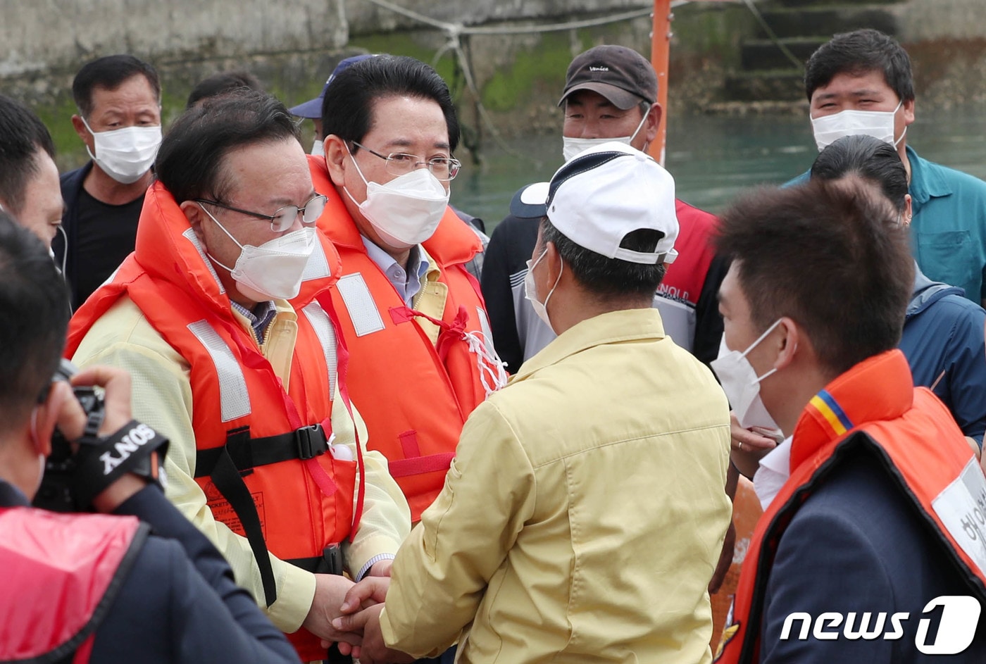 김부겸 국무총리와 김영록 전라남도지사가 19일 오전 도서지역 코로나19 백신접종 현장점검을 위해 진도군 관매도를 방문, 주민들과 인사를 나누고 있다.(전남도 제공) 2021.6.19/뉴스1 ⓒ News1 전원 기자