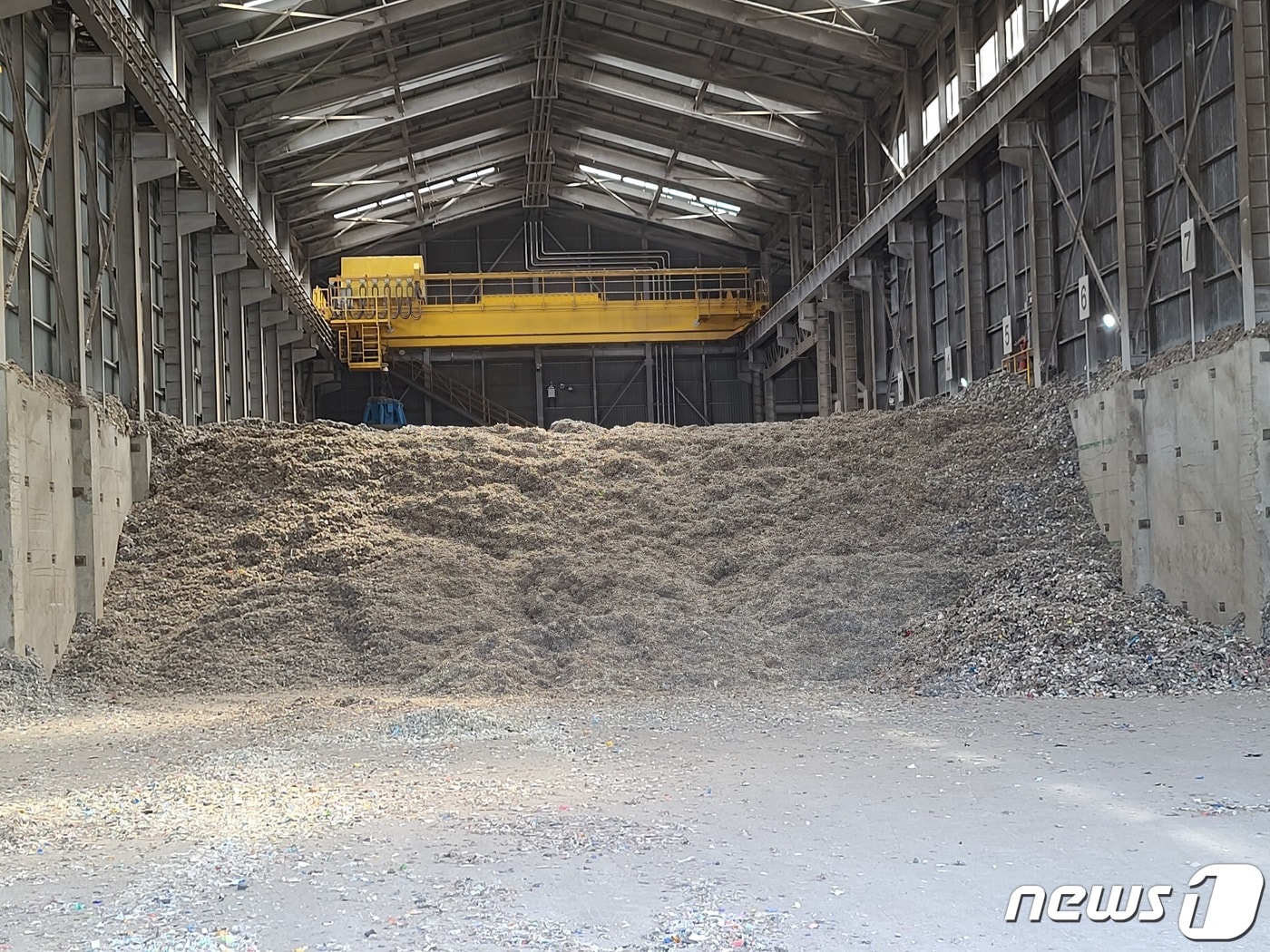 '골치' 폐 플라스틱, 3천억원대 '복덩어리'로...삼척 시멘트 공장에 무슨 일? - 뉴스 썸네일 이미지