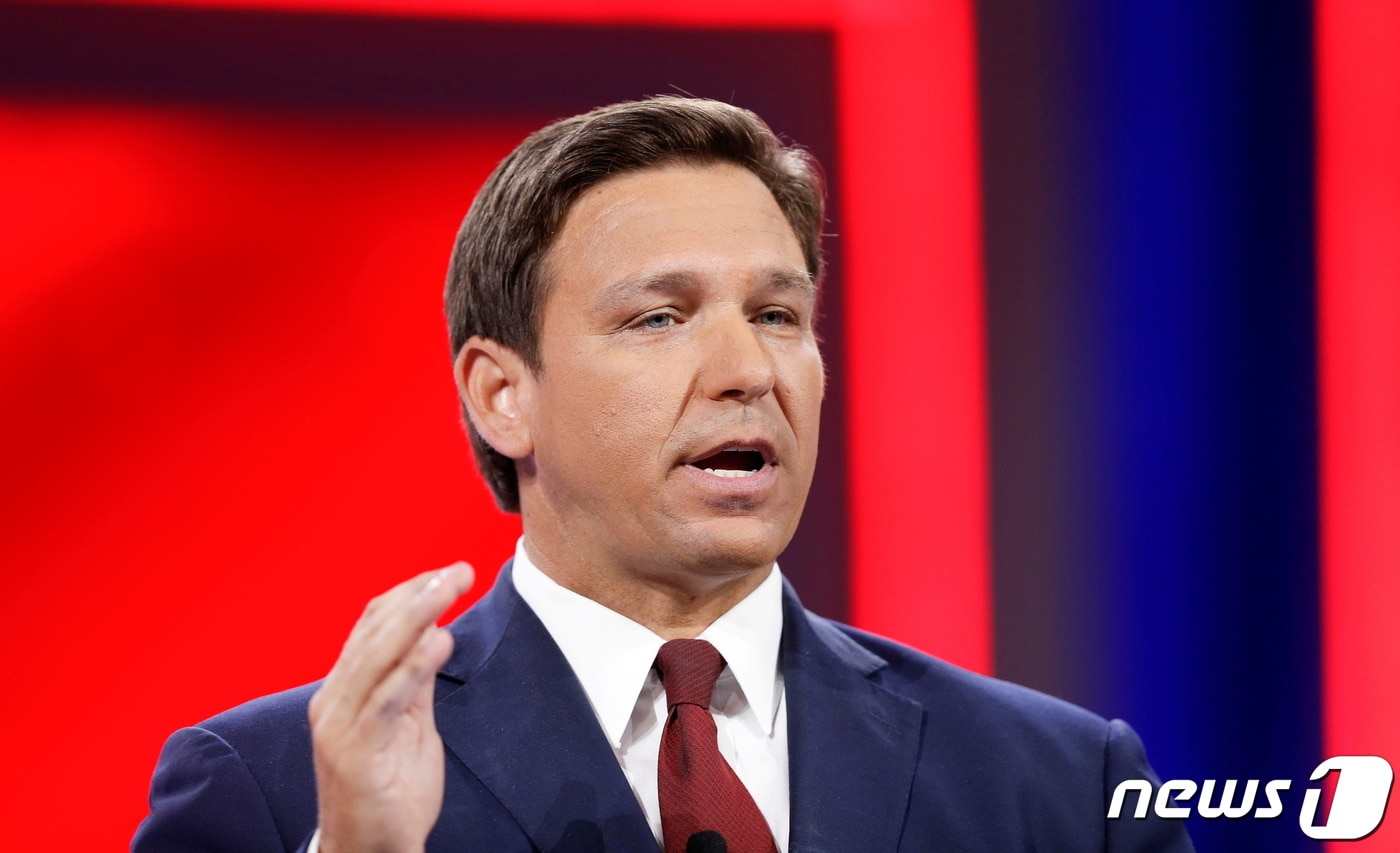 론 드산티스 플로리다 주지사가 1일(현지시간) 공립학교를 다니느 트랜스젠더 여성들의 스포츠 대회 참가를 금지하는 법안에 서명했다. ⓒ 로이터=뉴스1 ⓒ News1 원태성 기자