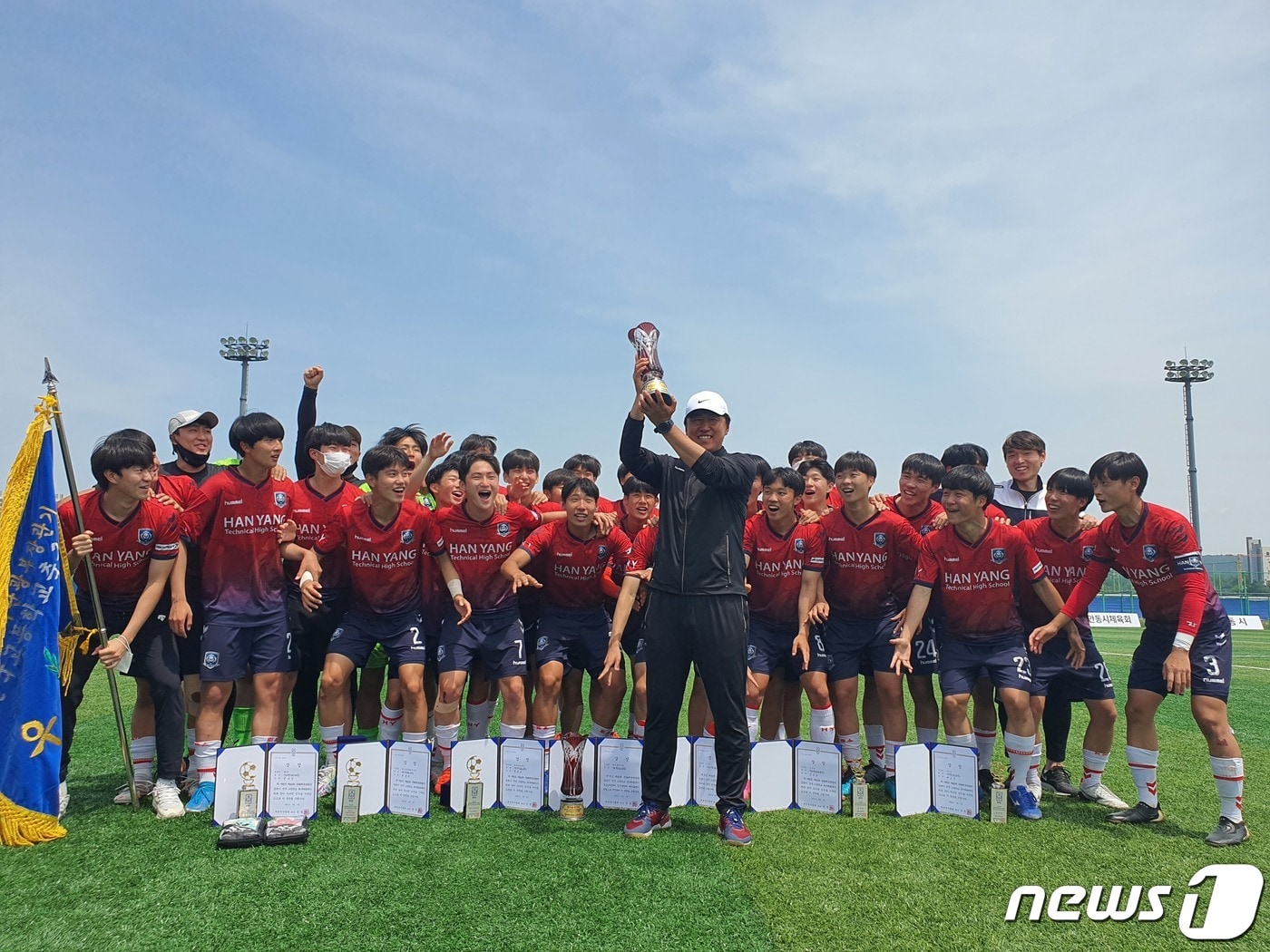 한양공고가 2일 경북 안동시에서 열린 제45회 문화체육부장관기 전국 고교 축구대회에서 우승한 뒤 승리를 자축하고 있다.(한양대 제공)/뉴스1 ⓒ 뉴스1