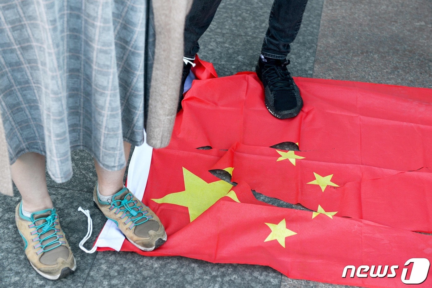 홍콩 시위대가 중국 오성홍기를 짓밟고 있다.(본문과 관련없음) 2020.10.25 ⓒ AFP=뉴스1