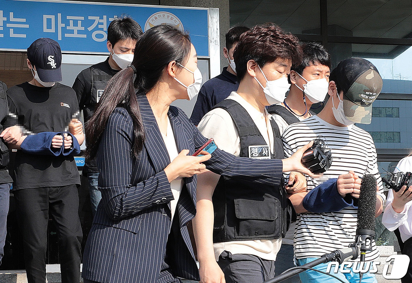 서울 마포구의 한 오피스텔에서 친구를 감금하고 가혹행위로 숨지게 한 20대 남성 2명이 22일 마포경찰서에서 구속 상태로 검찰에 송치되고 있다. 2021.6.22/뉴스1 ⓒ News1 이성철 기자