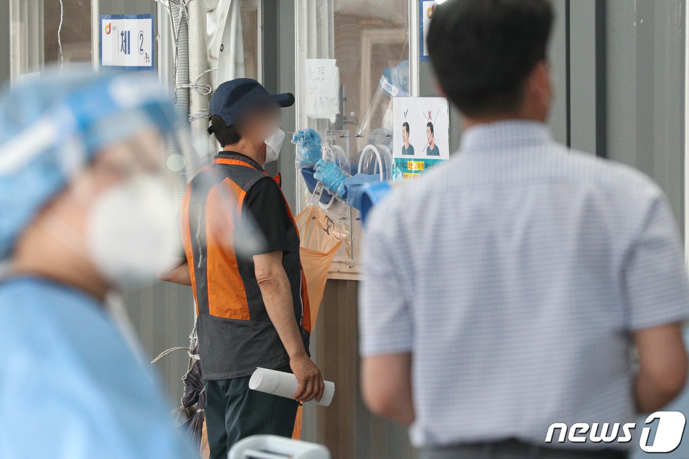 서울 중구 서울역광장에 마련된 임시선별진료소를 찾은 시민들이 신종 코로나바이러스 감염증(코로나19) 검체검사를 받는 모습. /뉴스1 ⓒ News1 성동훈 기자