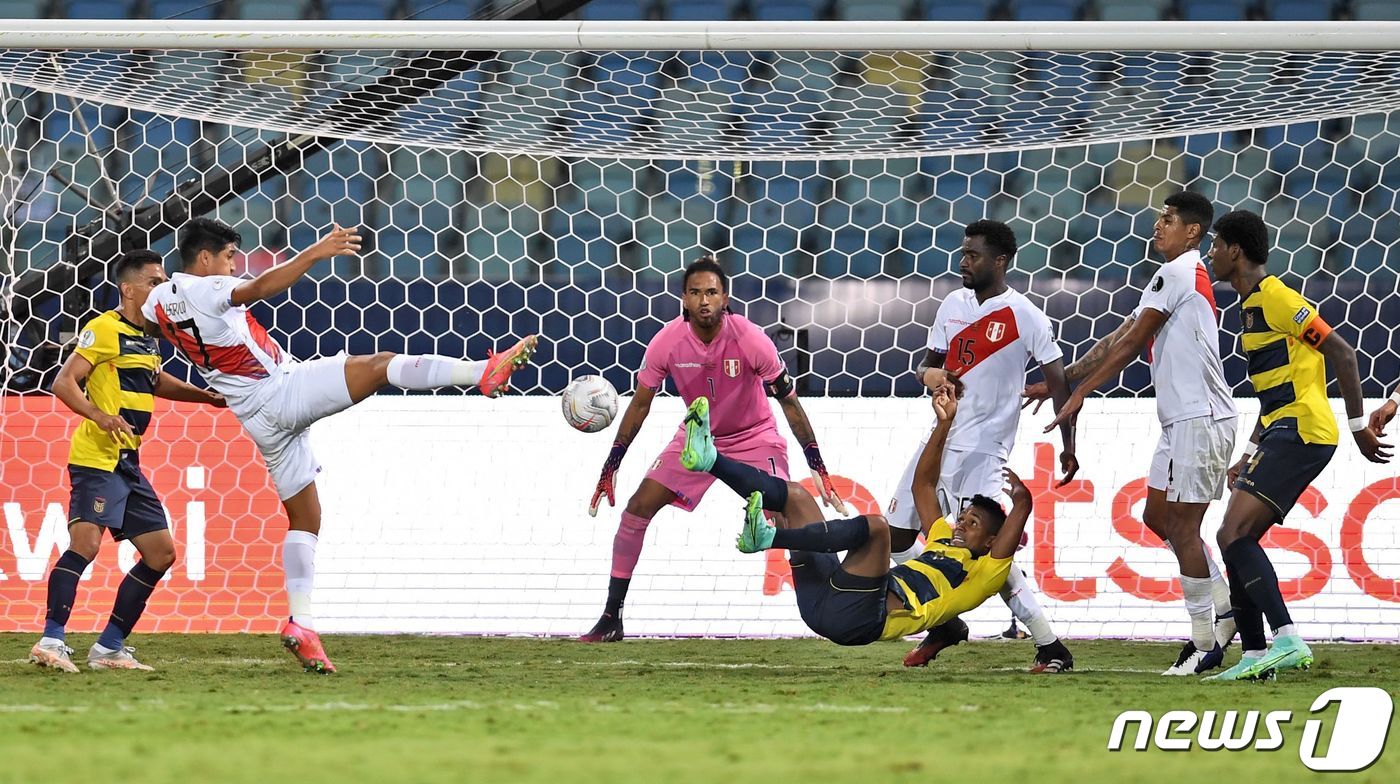 페루가 에콰도르와 4골을 주고 받는 공방전 끝에 무승부를 기록했다. ⓒ AFP=뉴스1