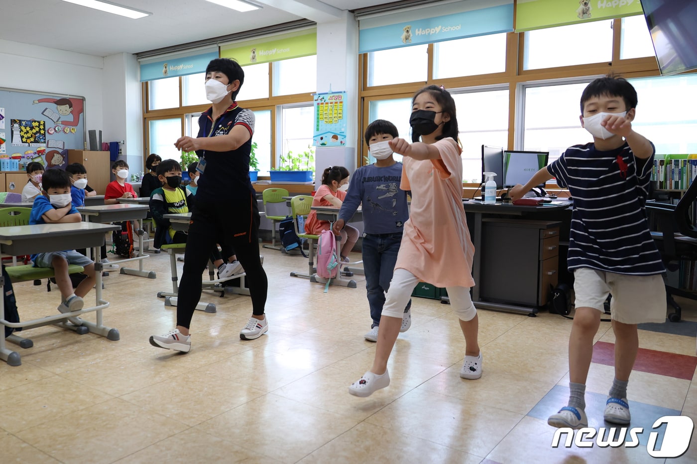 경북교육청은 23일 학년 전환기 학생의 정서 안정과 관계 적응을 돕기 위해 초등학교 5학년과 중학교 1학년을 대상으로 경북형 사회정서교육 학년제인 ‘마음성장학년제’를 본격 운영한다. /뉴스1