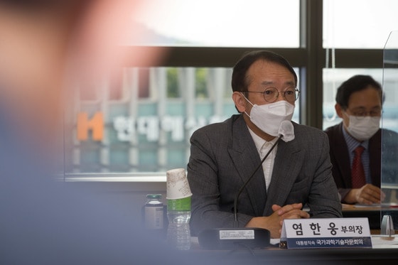 염한웅 국가과학기술자문회의 부의장이 24일 오후 서울 종로구 광화문교보빌딩 국가과학기술자문회의 대회의실에서 열린 '제16회 국가과학기술자문회의 심의회의'를 주재하고 있다. (과학기술정보통신부 제공) 2021.6.24/뉴스1