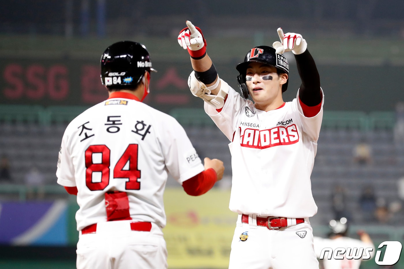 24일 오후 인천 미추홀구 문학동 SSG 랜더스필드에서 열린 프로야구 '2021 KBO리그 SSG 랜더스와 LG 트윈스의 경기에서 8회말 SSG 공격 1사 주자 만루 상황 최지훈이 안타를 치고 기뻐하고 있다. 2021.6.24/뉴스1 ⓒ News1 이승배 기자