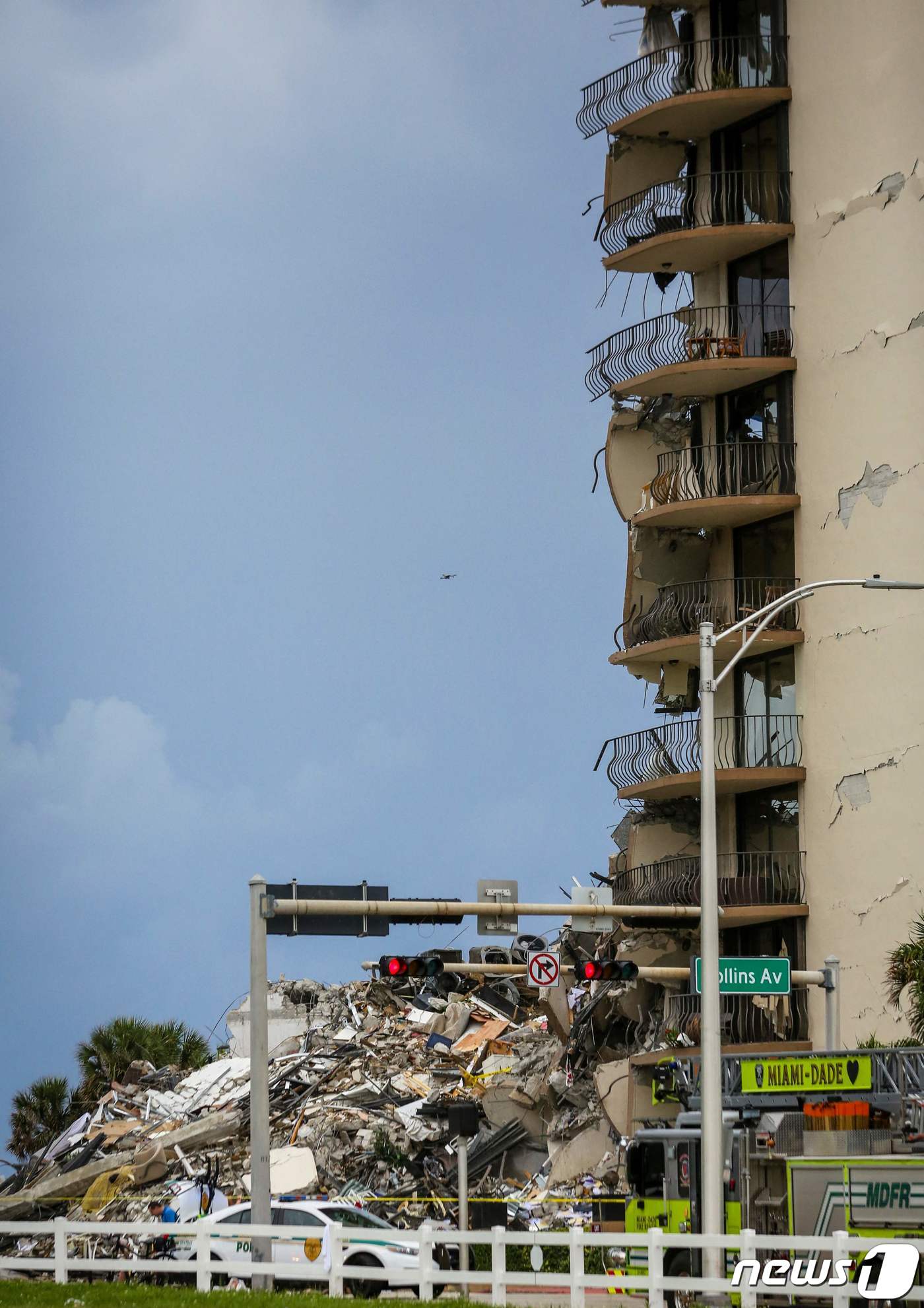 24일(현지시간) 플로리다주 마이애미의 서프사이드에 있는 12층 짜리 챔플레인 타워 콘도 건물이 폭격 맞은 듯 무너져 1명이 사망하고 99명이 실종된 현장의 모습이 보이고 있다. ⓒ AFP=뉴스1 ⓒ News1 우동명 기자