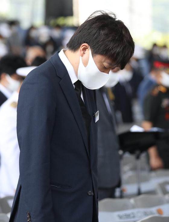 이준석 국민의힘 대표가 25일 오전 부산 해운대구 영화의전당에서 '제71주년 6·25전쟁 기념식'에 참석해 묵념하고 있다. ⓒ News1 여주연 기자