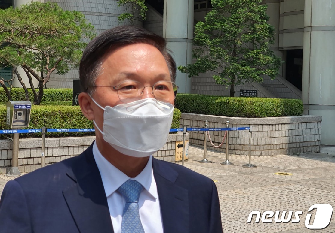 SK브로드밴드 측의 소송대리인인 강신섭 변호사(법무법인 세종)가 25일 서울 서초구 중앙지방법원에서 선고 이후 취재진들과 인터뷰하고 있다. 2021.6.25/뉴스1 ⓒ News1 김정현 기자