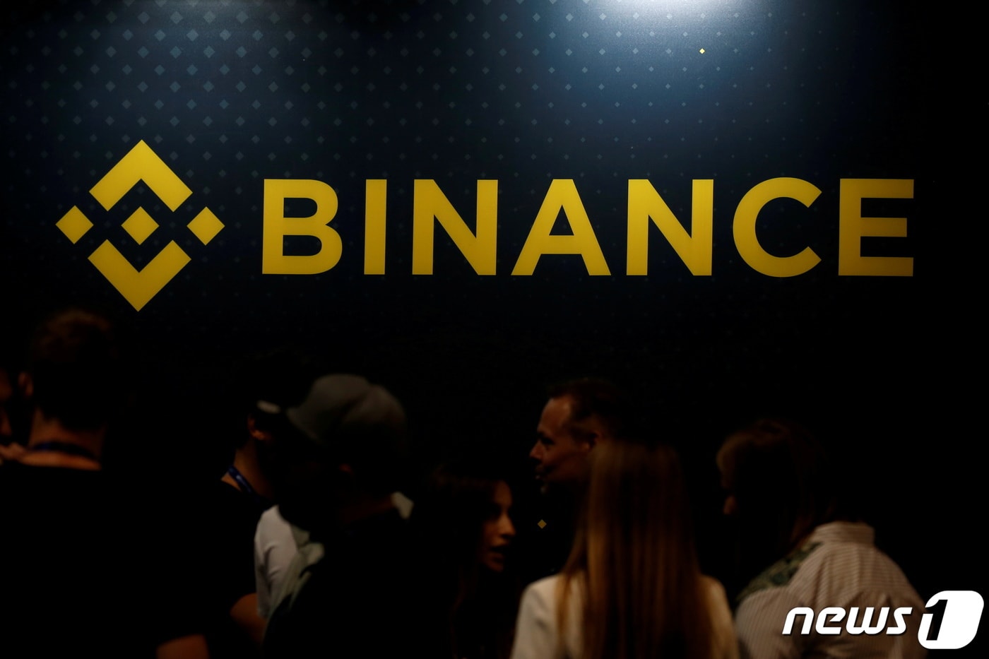 FILE PHOTO: The logo of Binance is seen on their exhibition stand at the Delta Summit, Malta's official Blockchain and Digital Innovation event promoting cryptocurrency, in Ta' Qali, Malta October 3, 2019. REUTERS/Darrin Zammit Lupi/File Photo ⓒ 로이터=뉴스1