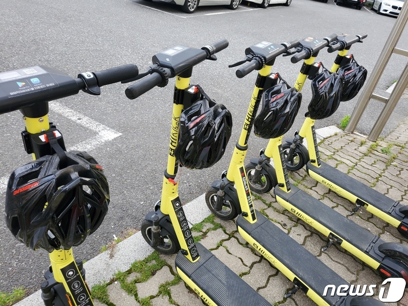 공용 헬멧이 부착된 공유킥보드 '하이킥' (하이킥 제공) ⓒ 뉴스1