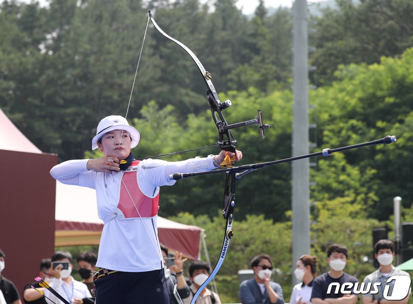 양궁 강채영이 28일 오후 충북 진천국가대표선수촌에서 열린 '2020 도쿄올림픽대회 미디어데이'에서 포즈를 취하고 있다. 2021.6.28/뉴스1 ⓒ News1 송원영 기자