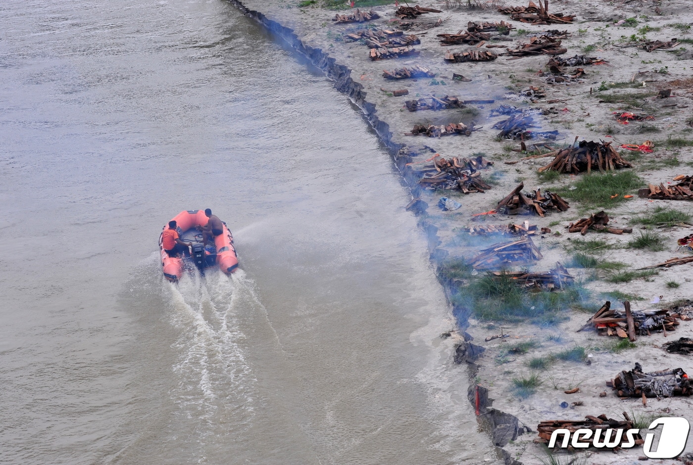 인도 갠지스강에서 계절풍에 따른 수면 상승으로 변두리에 묻은 시체가 떠내려오고 있다. ⓒ 로이터=뉴스1 ⓒ News1 정윤영 기자