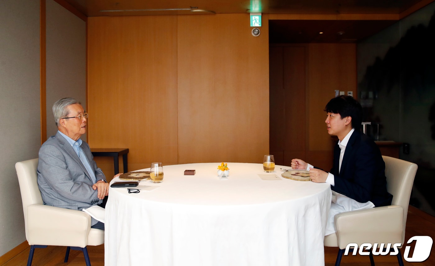 2021년 6월 19일 이준석 국민의힘 대표(오른쪽)가 서울 시내의 한 한식당에서 김종인 전 국민의힘 비상대책위원장과 대화하고 있다. 2021.6.29/뉴스1 ⓒ News1 이승배 기자